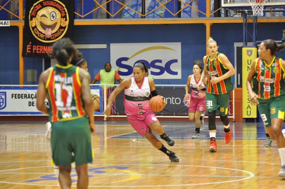 Basquete feminino: América-PE quase se complica diante do lanterna