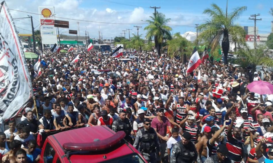Santa Cruz tem recepção de gala em Recife após acesso à Série A
