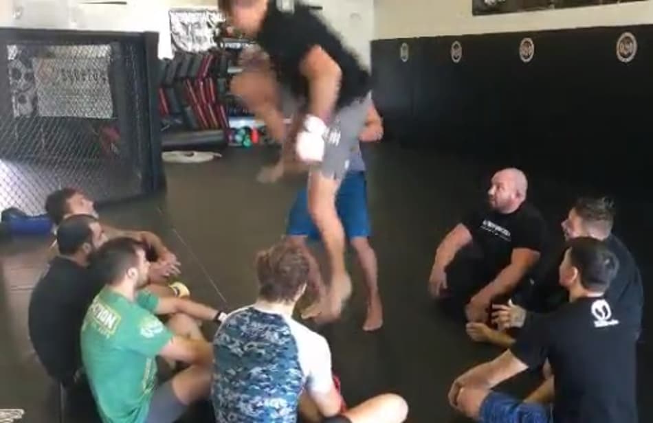 Werdum devolve brincadeira e aplica ‘voadora’ em Lyoto Machida. Assista!