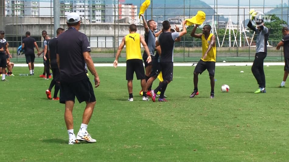 VÍDEO: Com gritos de 'acabou o caô', Bota faz treino recheado de gols
