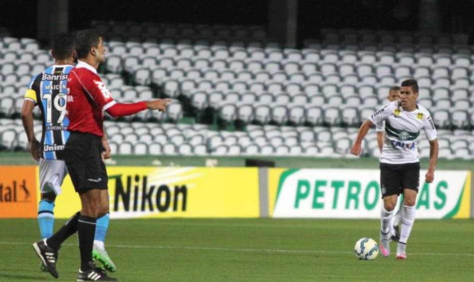 Meia do Coritiba acredita na permanência do time na Série A