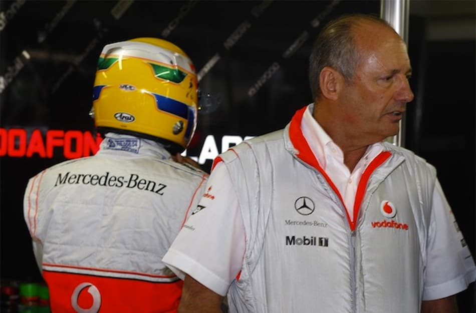 Ron Dennis reprova "novo" comportamento de Lewis Hamilton