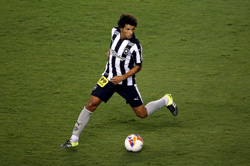 Botafogo paga por Arão e confia em cláusula por renovação