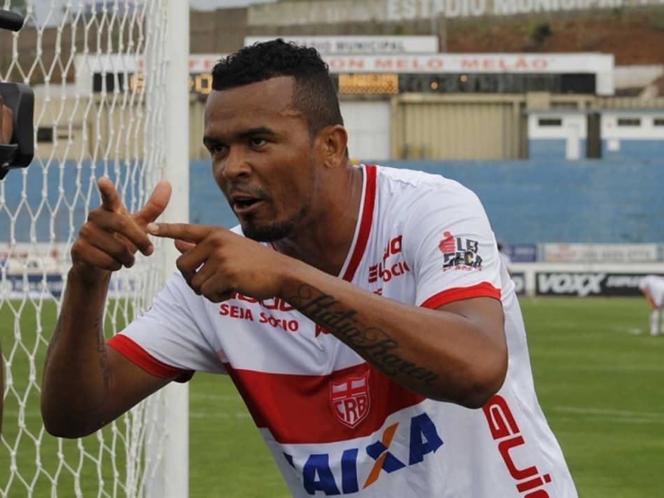 Atacante Zé Carlos anuncia saída do CRB