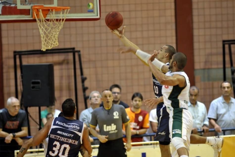 Paschoalotto/Bauru, do ala Alex Garcia, bateu o UniCEUB/BRB Cartão/Brasília em jogo emocionante (Foto: Brito Júnior/NBB)