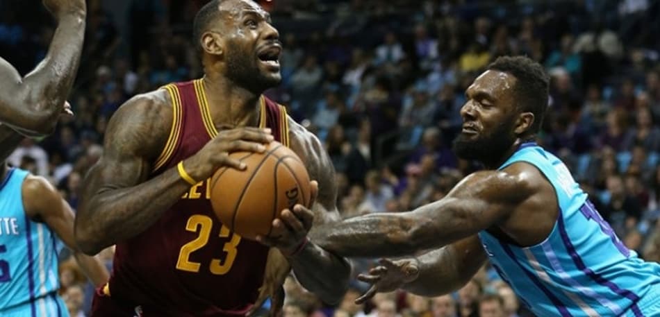Após bronca de LeBron, Cavs bate Hornets fora de casa