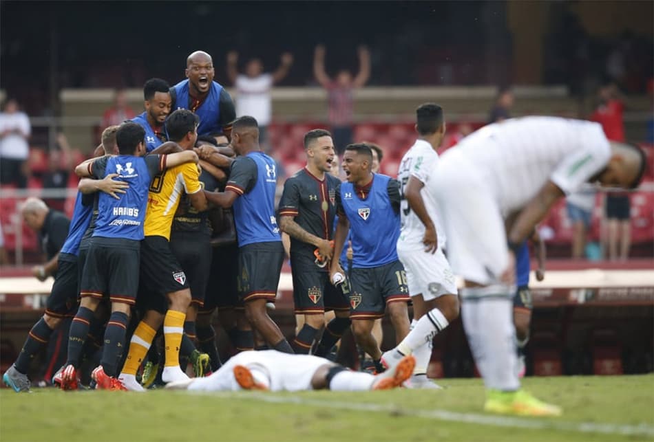 Xingado pela torcida, Lucão sai de campo chorando após virada tricolor