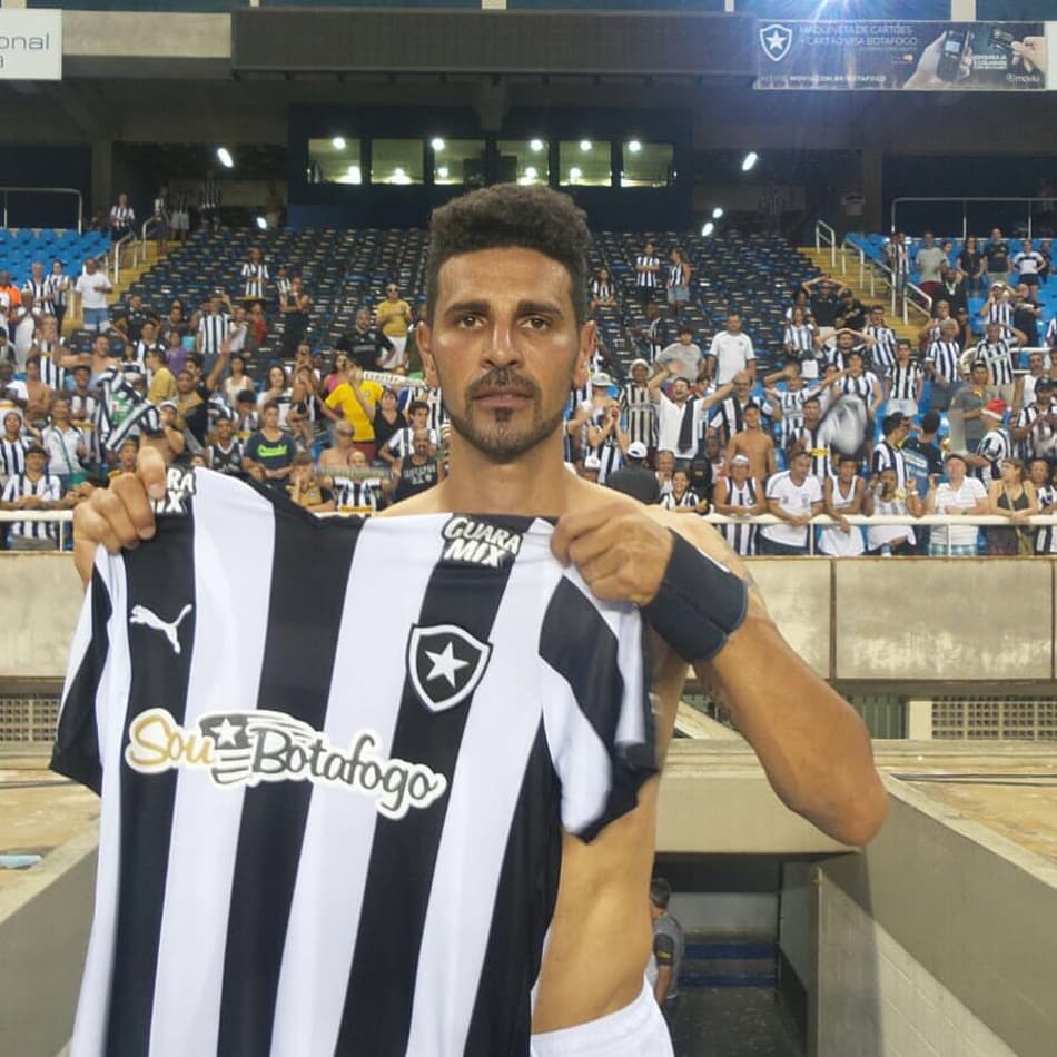 Leandro Guerreiro posa com camisa do Botafogo e é aplaudido