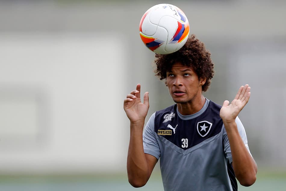 Pai de Arão diz que vai se reunir com o Botafogo neste domingo