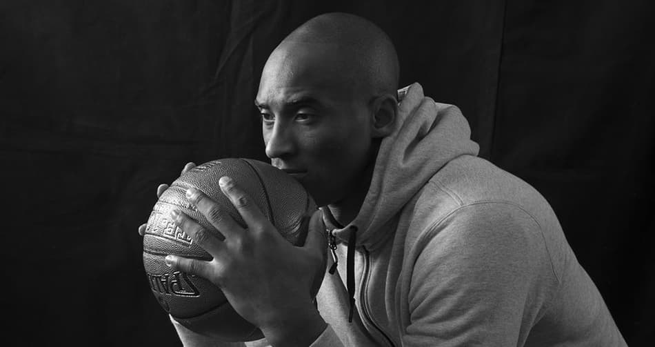 Kobe Bryant anuncia o fim da carreira