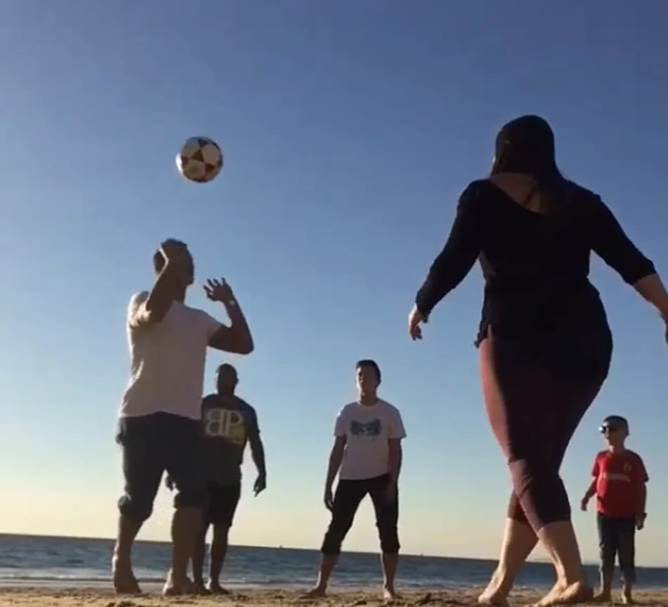 Dos Anjos mostra habilidade no futebol em tarde com a família. Veja!