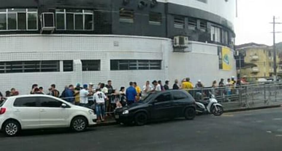 Sem aviso e com fila, torcida do Peixe sofre, mas esgota ingressos para final