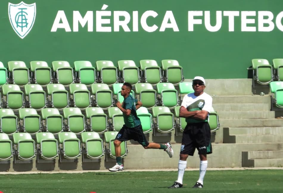 Após acesso, América-MG renova com Givanildo Oliveira por um ano