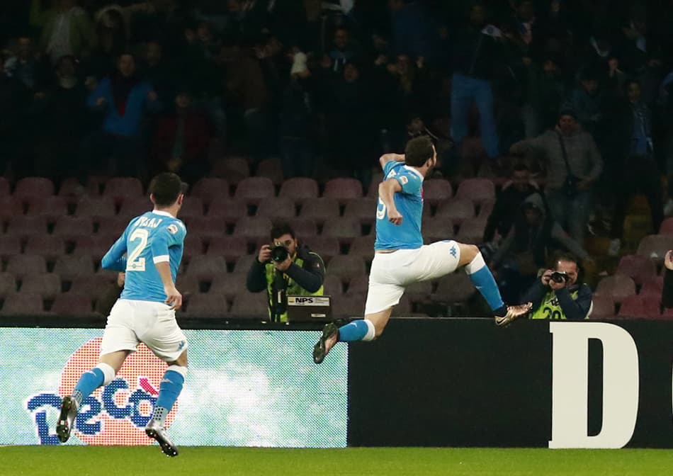 Napoli conta com brilho de Higuaín para tirar a Inter da ponta do Calcio