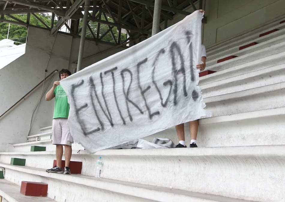 Torcedores levam faixa ‘entrega’ para treino do Fluminense