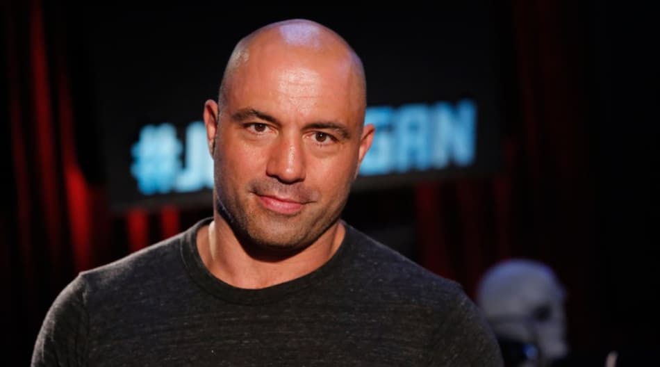 Comentarista do UFC pede desculpas a Cyborg por piada desrespeitosa