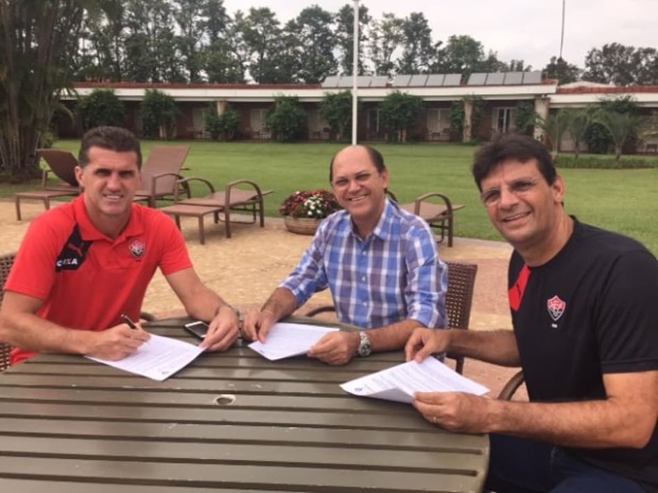 Vitória anuncia renovação com o técnico Vagner Mancini