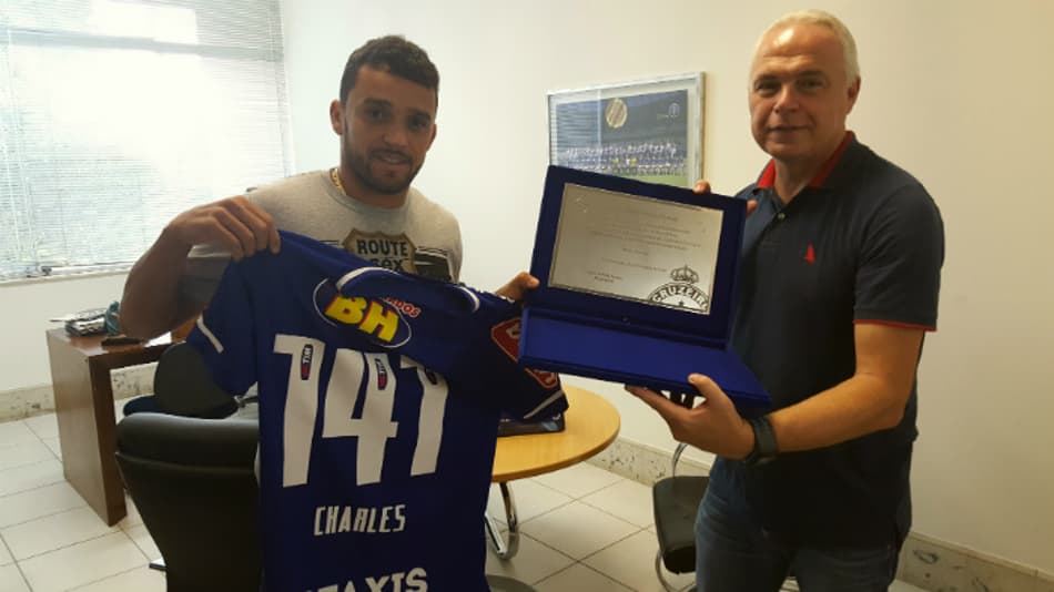 Cruzeiro homenageia o volante Charles na Toca da Raposa