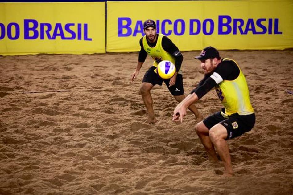 Alison e Bruno Schmidt durante partida que deu vaga à semifinal (Foto:Paulo Frank/CBV