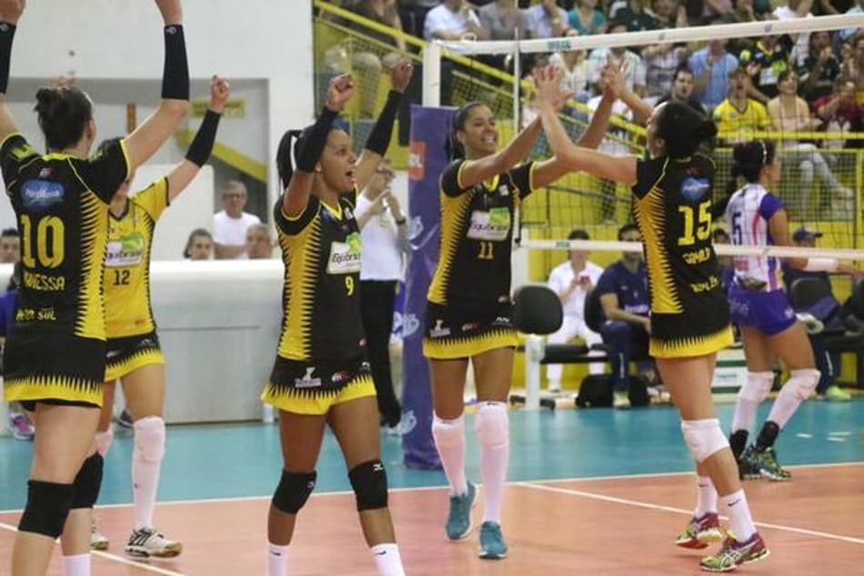 Equipe do Rio do Sul/Equibrasil durante partida da Superliga Feminina de vôlei (Clóvis Eduardo Cuco/Rio do Sul)