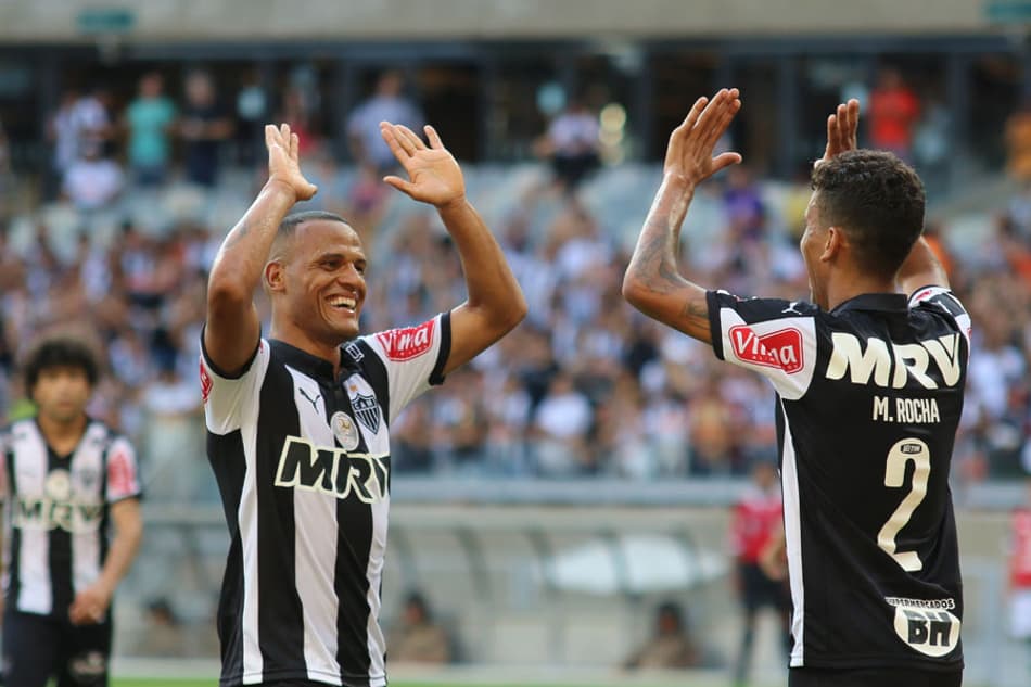 Com Aguirre na torcida, Galo vence Chapecoense e garante segundo lugar
