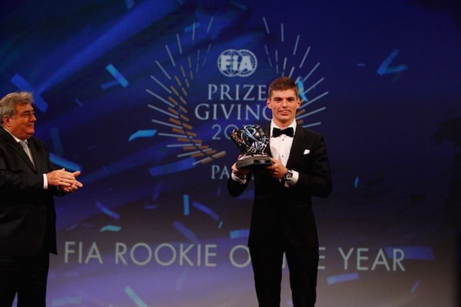 Max Verstappen conquista três prêmios da FIA, incluindo "Estreante do Ano"