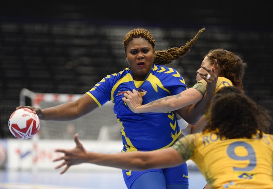 Jogadoras da defesa do Brasil marcam Jumelle Okoko, de Congo (Foto: Jonathan Nackstrand/AFP)