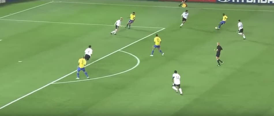 CONFIRA DEZ GRANDES ASSISTÊNCIAS QUE POUCOS LEMBRAM OS DONOS. Assistência de Kleberson, na final da Copa de 2002 