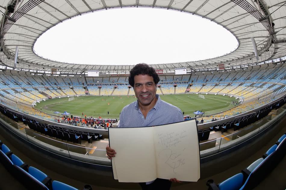 Tetracampeão mundial Raí assina Livro de Ouro do Maracanã