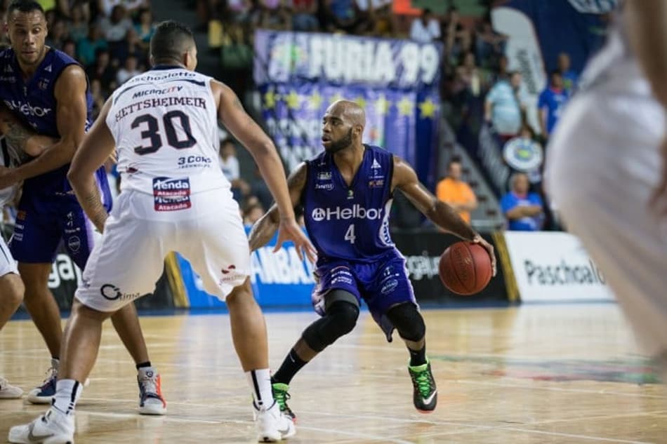 Larry Taylor foi homenageado, mas foi o Paschoalotto/Bauru, de Hettsheimer, que saiu com a vitória (Foto: Caio Casagrande/Bauru Basquete)