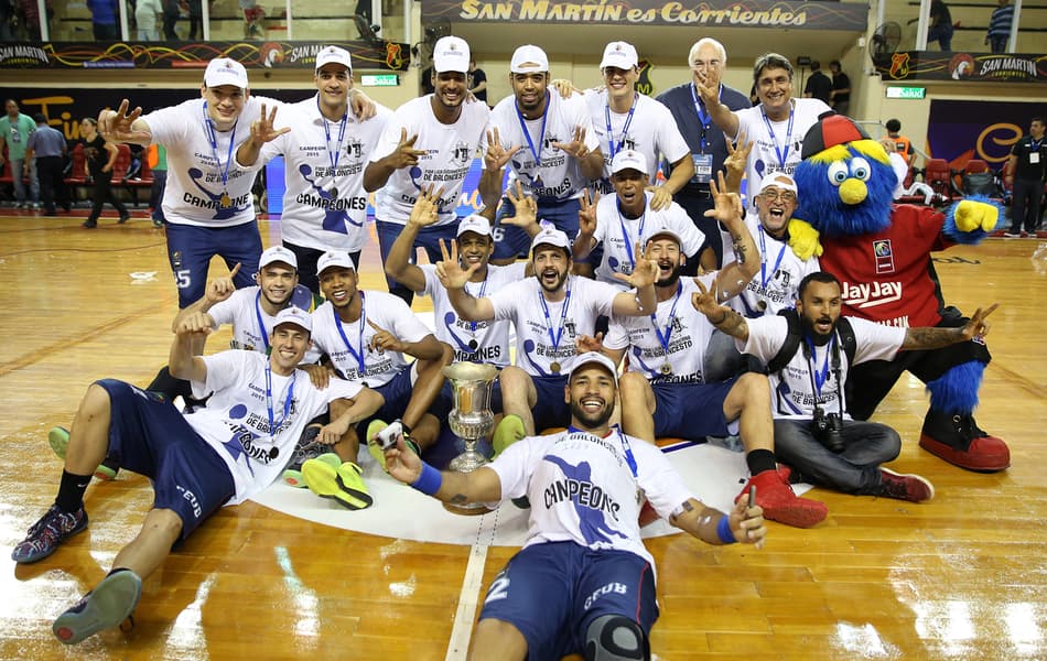 UniCEUB/BRB/Brasília comemora pela terceira vez o título da Liga Sul-Americana de Basquete (Foto: José Jiménez/Fiba Américas)