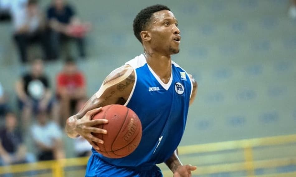 O americano Holloway foi destaque na vitória do Pinheiros sobre o Flamengo no Rio (Foto: Newton Nogueira/Divulgação)