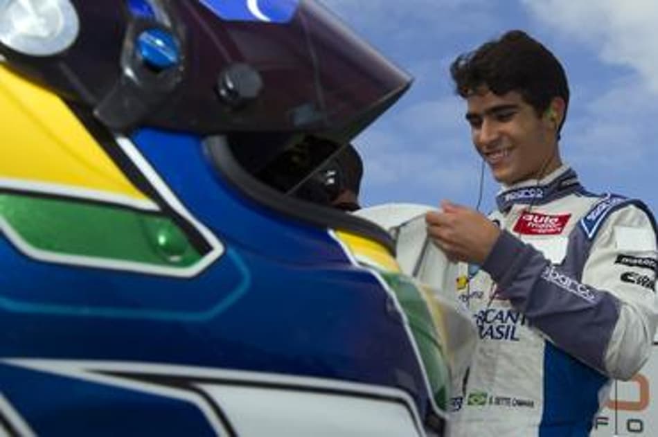 Brasileiro comemora seu ingresso na academia de jovens pilotos da Red Bull