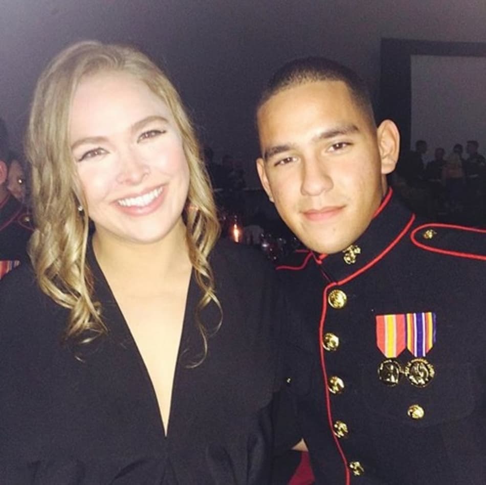 Ronda aparece com semblante triste, mas cumpre promessa em baile