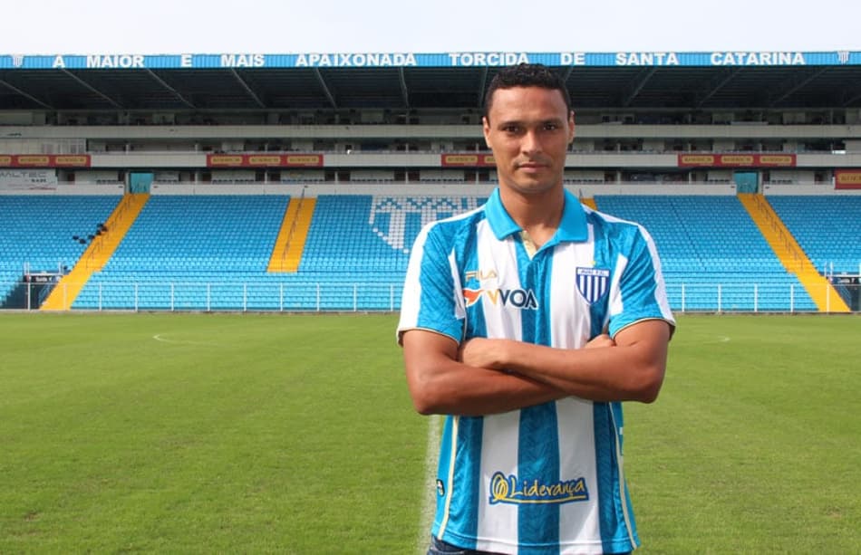 Emerson diz que apenas questões burocráticas o separam do Botafogo