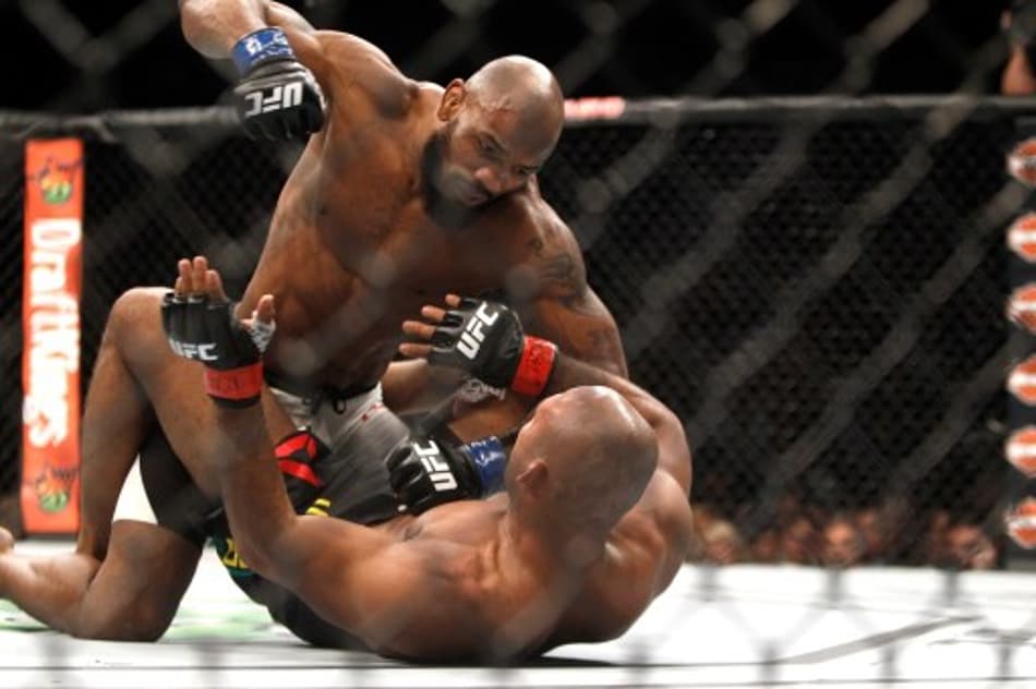 Yoel Romero supera Jacaré no UFC 194 (Foto: Steve Marcus/AFP)