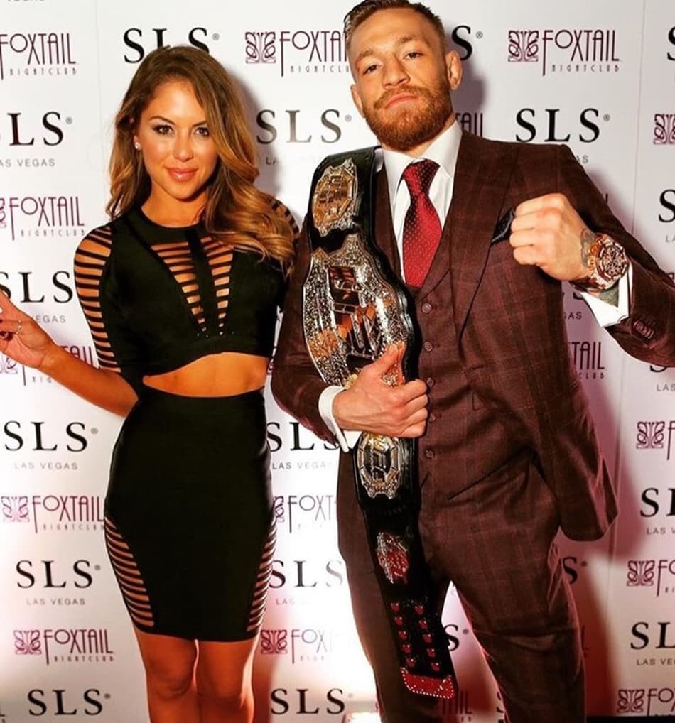 Ao lado de beldade, Conor McGregor comemora título após UFC 194