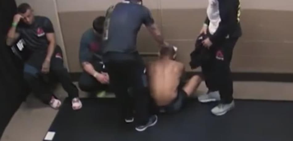 VÍDEO: Aldo chega desolado ao vestiário após revés para McGregor