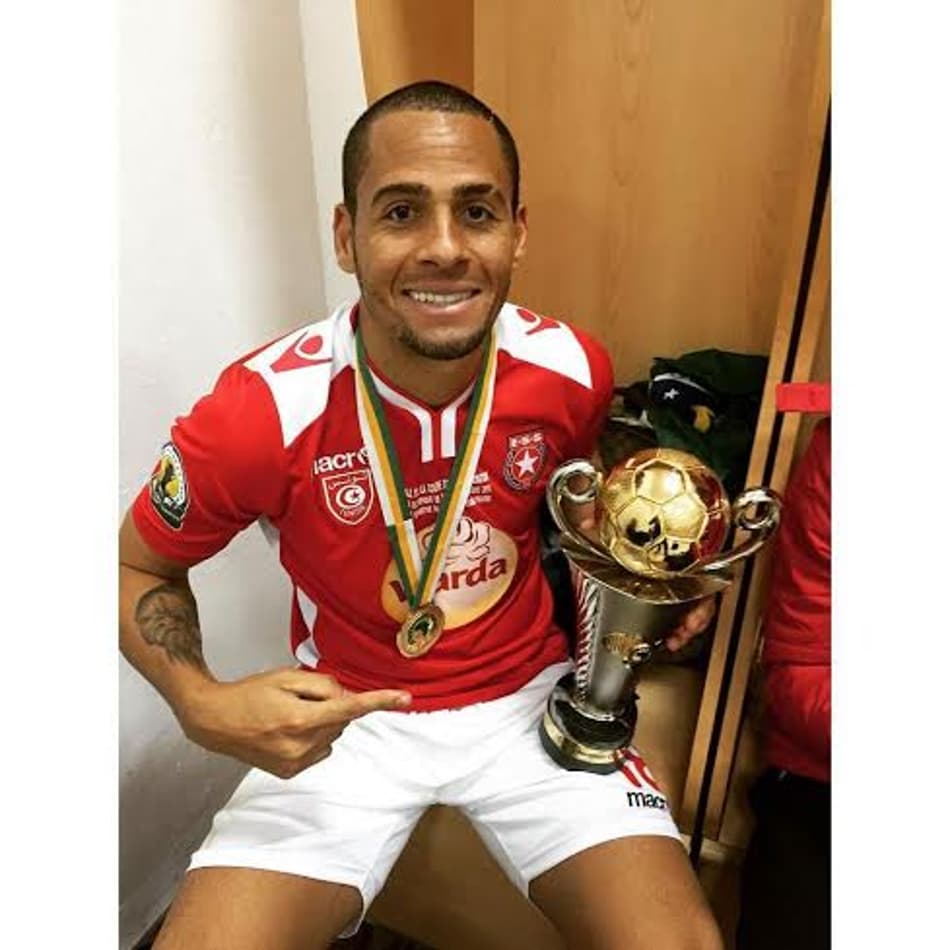 Diogo Acosta comemora o título da Copa das Confederações Africanas