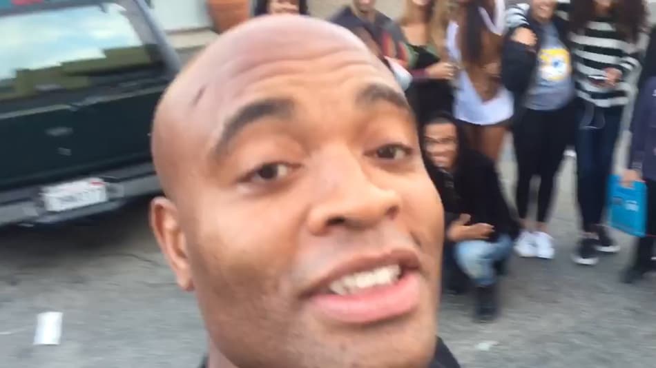 VÍDEO: ao lado da família, Anderson Silva manda apoio a José Aldo