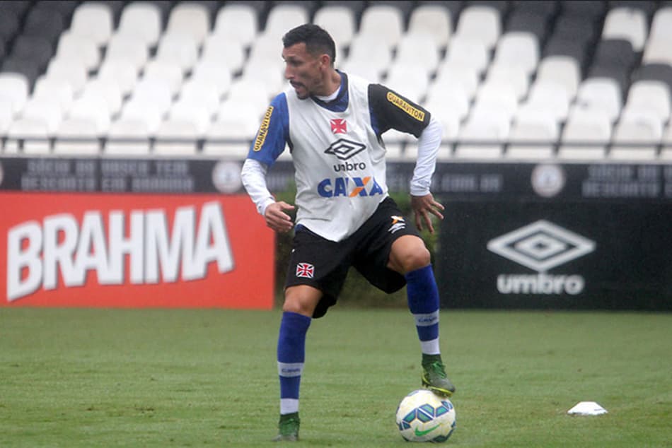 De capitão a ‘problema’: fora dos planos, Guiñazú pode deixar o Vasco