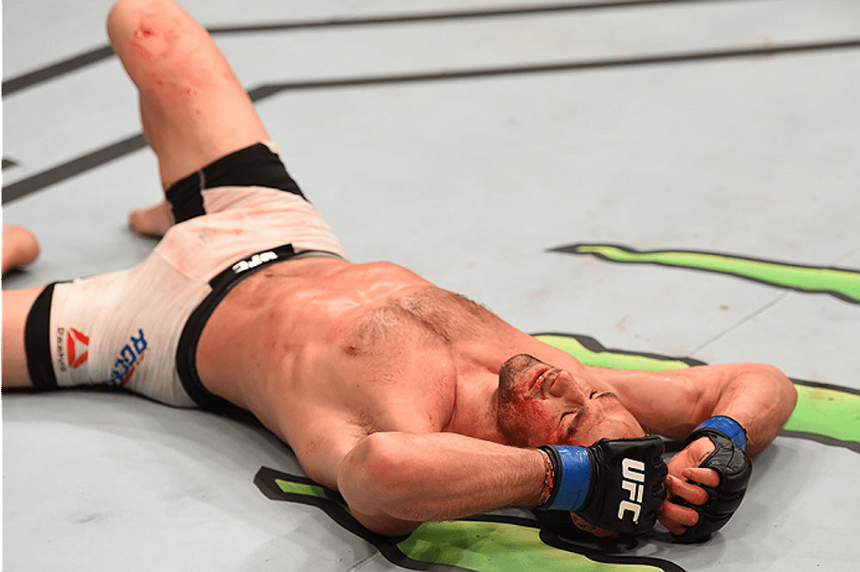 Após título, Luke Rockhold ostenta cinturões do UFC e Strikeforce