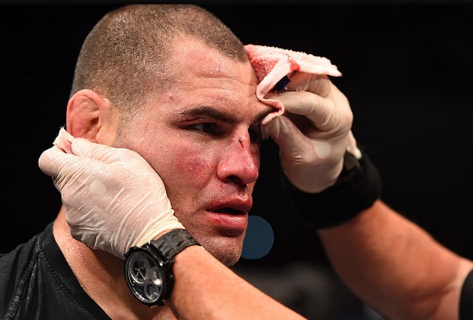 Velasquez admite diminuir sparrings para evitar lesões antes do UFC 200