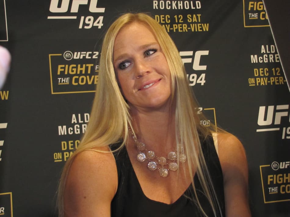 Holm mostra insatisfação em esperar Ronda: ‘Oito meses é muito tempo’