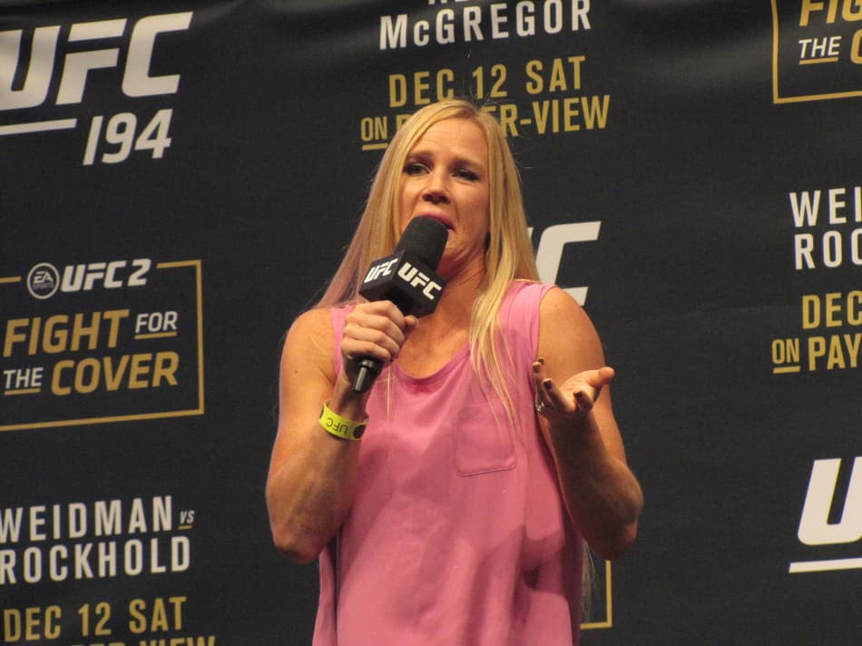 Holly Holm comenta críticas de fãs a Ronda: ‘Ela se colocou nessa posição’