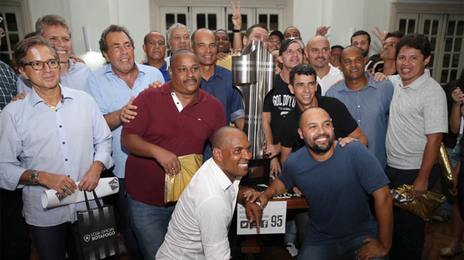 Alvinegros e ídolos lotam sede para celebrar 20 anos do Brasileiro de 95