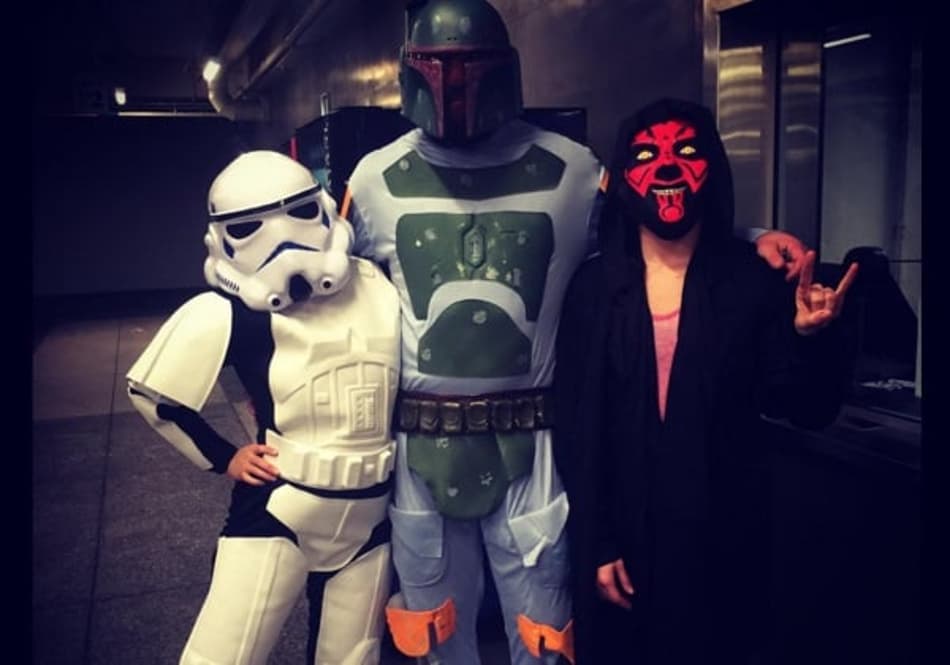 Ronda se fantasia para assistir Star Wars com o namorado