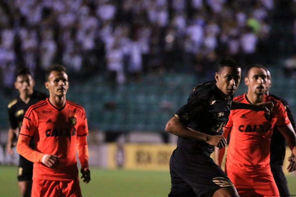 Zagueiro Bruno Alves, de 24 anos, teve seu contrato com o Figueirense renovado nesta sexta (Foto: Divulgação)