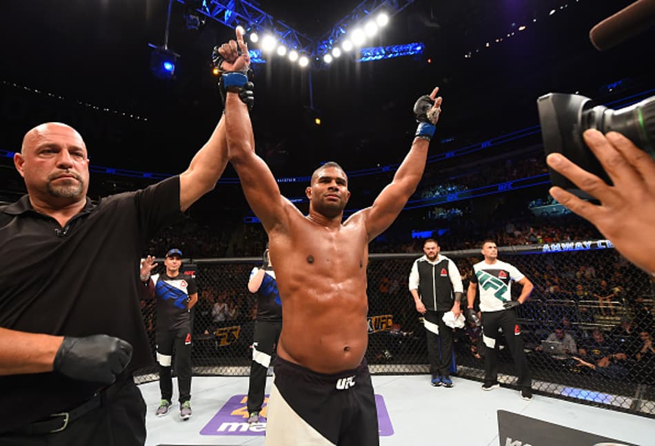 Overeem fatura mais de R$ 2 milhões e supera Dos Anjos no UFC Orlando
