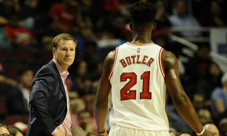 Técnico do Chicago Bulls aponta comentário de Jimmy Butler como estopim para queda do time